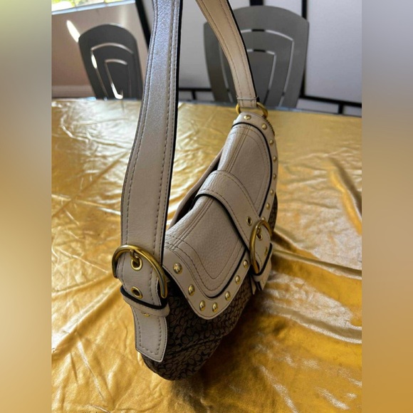 Y2KCoach Signature Canvas Shoulder Bag with Taupe Leather Trim and Gold Hardware - Picture 5 of 6